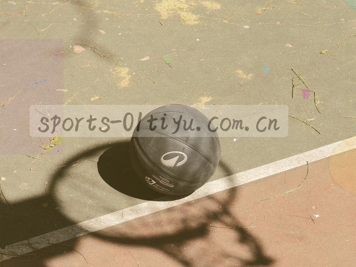 战术板上排列的磁性圆片与手绘箭头，俯视角度，画面中无人物
